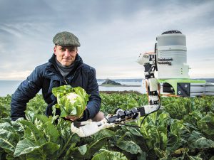まるでヒトの腕！ 様々なタスクをこなす収穫ロボット