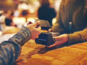 収穫払いOKでポイントも貯まる！農業者専用クレカとは？