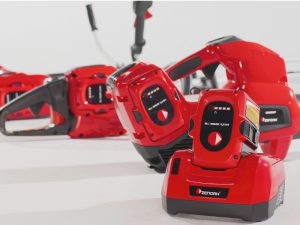 パワフルでノンストレス！ バッテリー式刈払機の実力は？