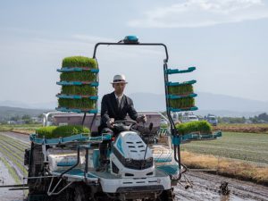 話題の「スーツに見える作業着」を農家が初導入！