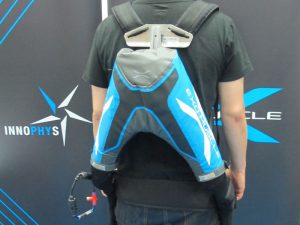 農作業で痛めやすい腰を“空気の力”で補助するスーツ