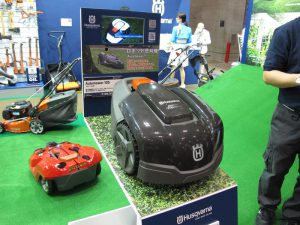 自動で芝を刈ってくれる「ロボット芝刈機」に低価格モデルが登場！