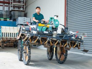 株間の雑草も高確率で除去！ 有機農家の“救世主”、オーレックの「WEED MAN」