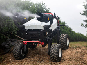 世界初の量産型農業用無人車が登場！ XAG×バイエル『R150』散布と運搬を自動化