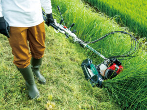 斜面の草を楽に、グングン刈れる!「超顧客志向」から生まれた草刈機