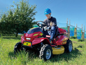 腰痛持ちの果樹農家さんに朗報！ ゴーカートみたいな“乗用草刈機”