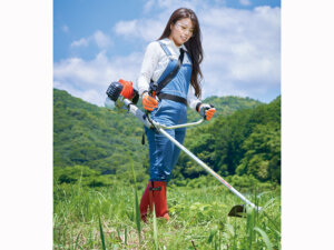 【検証レポート】背丈ほどの草もラクに倒せる!? 新機構搭載のエンジン草刈機を体験！