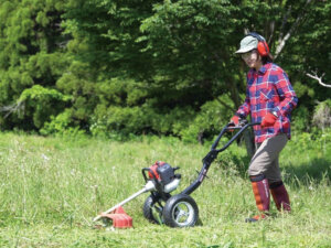 ストレスの少ない草刈り作業へ！ 大型エンジン搭載のコメリオリジナル草刈機