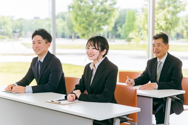 研修で話を聞く受講者